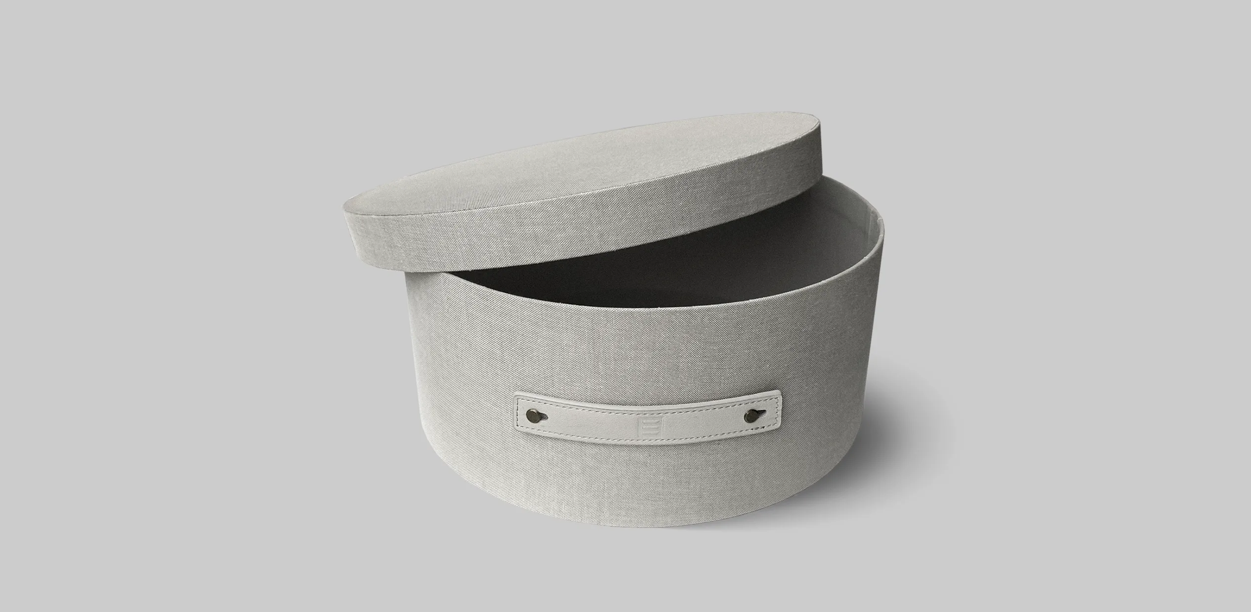 Короб для зберігання 400x500×290 мм. Оздоблення: Тканина Light Grey, ручка: Шкіра White